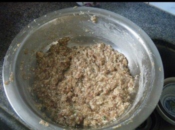 step4: 是時盛盤邊應該黏有白色脂肪，肉漿亦變得軟綿。

（請不要加水打至水汪汪，夠水份便要停，如水份太多餡料太稀是好難包的。）

將泡菜，韭菜，青蔥加入，最後加入蒽油同拌勻，將肉餡放於碟內，蓋上保鮮紙放雪櫃中靜置2小時，使其吸味及乾爽。