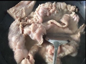 step1: 大油洗淨，焼滾水一鍋，放入白醋1湯匙，廚酒1湯匙，放入大油汆水約5分鐘，連水倒出，大油洗淨，切成細件。