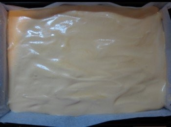 step10: 摺好紙兜，倒入蛋漿，輕指幾下。