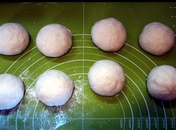 step5: 將粉團分成八份，修圓後休息十分鐘。