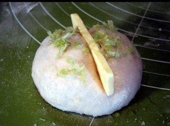 step6: 將粉團剪開（但唔好剪斷），中間放約5g牛油（可以令麵包軟熟）。
粉團上搽水，灑上檸檬皮。