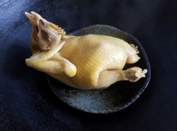 step14: 冰鮮雞，以水滾計放入湯浸泡10分鐘取出