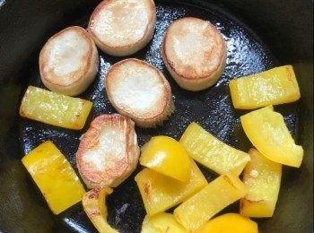 step2: 按包裝指示煮熟長通粉
同時間煎香雞髀菇給黃椒