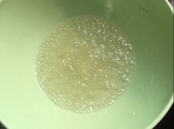 step2: 將西米洗淨，放入滾水煮15分鐘，焗10分鐘至全部透明