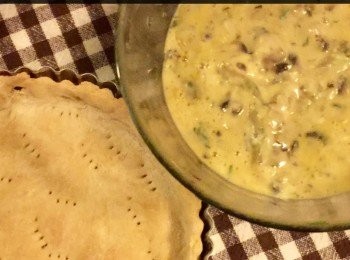 step4: 熱鍋加少許油，將餡料：切達芝士，牛奶，鮮奶油和雞蛋（雞蛋打勻）煮片刻，加鹽和白胡椒粉調味後，倒入饀餅內，再放入焗爐焗30分鐘後，直至黄金色取出。