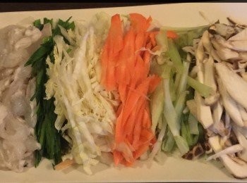 step3: 冬菇4隻，抹乾淨切絲。
紅蘿蔔半條切絲。
西芹，1瓣切絲。
椰菜花1/4邊，切絲。
韮菜一小束切一段、段。
鮮蝦8安士，切片。