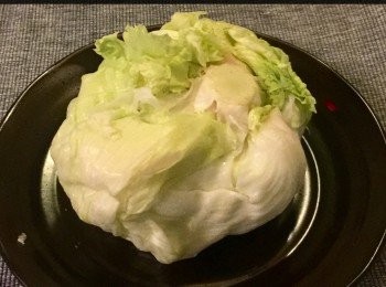 step1: <span class="group_1">食材</span>：
蔬菜粒包括：
香菇，西芹，紅蘿蔔，青椒，切粒各半杯。

五香豆腐乾1塊切粒備用。

生菜包1 個，洗淨並小心將生菜一片的撕下備用。

松子2 湯匙。