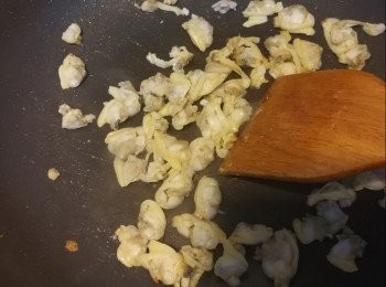 step3: 落鑊下一匙油，先爆香蜆肉，熟後勺起備用。