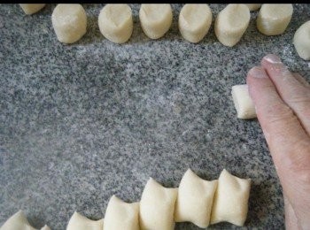 step8: 將麵糰一分為4份，搓成幼長條形，用刮刀切割成粉子（俗稱出仔）每粒重16克，共75粒。
用手指位搓圓切割位，在切割位按成圓扁形，用毛巾蓋好以免吹乾。