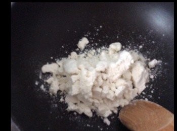 step2: 1/  小火熱易潔鑊，放入已蒸熟麵粉炒至鬆散。


2/  麵粉由微結炒至有微麵粉香，及鬆散便可以了。