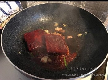 step5: 然後加水和豬腳，大火煮滾後，加入冰糖，轉細火煲1小時。