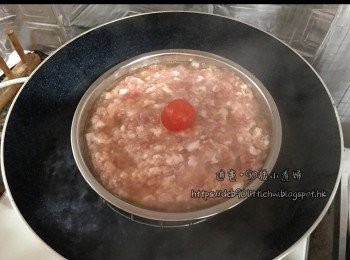 step4: 水滾後，隔水蒸用大火約 10-12分鐘，直至豬肉熟透。