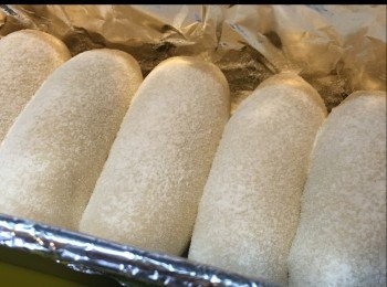 step9: 表面灑上麵粉。