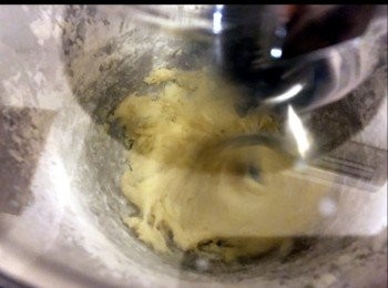 step2: 分兩至三次加入鮮奶，用三度打混。（唔需要太耐，以免起筋）