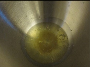 step6: 將蛋白加入10g糖，廚師機開一度，打到有厚泡。