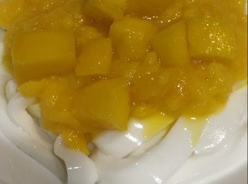 step10: 再加入芒果蓉和芒果粒便成了美味的芒果椰汁河粉了！