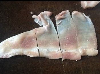 step1: 肉眼筋洗淨，抹乾，切成闊條型。
