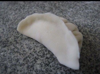 step10: 加入餡料約16克，包成喜愛餃子形。

（自搓麵皮可直接捏埋口便可，反而有水份接口會較難黏合的，如有水濕，可塗少許麵粉於濕位便可。）