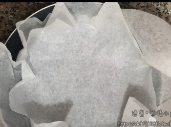 step5: 然後把薑蔥和半湯匙鹽鋪上焗爐紙上，再把醃好的雞放上。