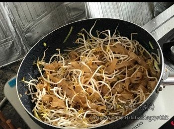 step4: 再加入芽菜炒至半熟，加入生抽和瑞士汁各一湯匙。