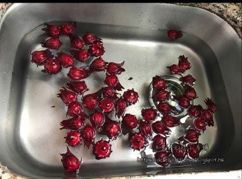 step1: 將洛神花浸洗乾淨