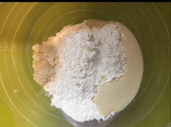 step2: 將星野酵母，糖， 一半高粉攪混。