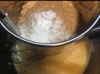 step4: 篩入低粉，攪混。