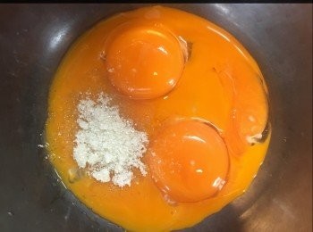step1: 將蛋黃同20g糖打混。
