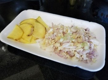 step1: 蒜頭，乾蔥，薑片