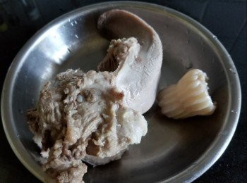 step11: 豬脷出水後，稍為放涼，用刀將豬脷的白色膜挖去