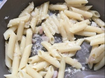 step3: 爆香蒜蓉乾蔥茄長通粉炒勻