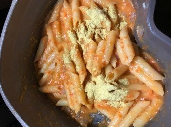 step4: 加入紅色素湯及酵母菌炒勻