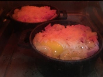 step2: 通粉分兩入放入
加芝士，火腿，
再打隻雞蛋係面
放入焗爐爐15-20分鐘