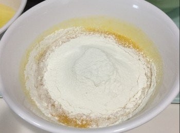 step2: 蛋黃液加入20g糖攪勻至杰身，篩入低筋麵粉，攪勻後將牛油溶液倒入去