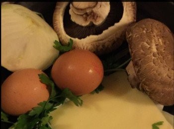 step1: 饀料：
2個蘑菇，抹亁淨切碎。
1/2個洋葱，切碎。
1/2 杯鮮奶油。
1/2 杯牛奶。
1 茶匙油。
2 隻雞蛋。
鹽和白胡椒粉少許。
60 -70g 切達芝士茸 （Cheddar Cheese）。