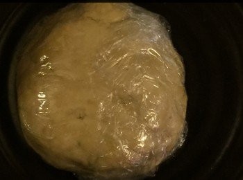 step2: 饀餅皮材料：
1-1/4 杯麵粉。
150g 牛油 。
2- 4 茶匙冰水。
熔好牛油適量。

將麵粉放入一個大碗中，加入牛油和冰水，用指尖將牛油和麵粉攪混合2分鐘，直至成為一個麵糰。然後將麵糰放在碗內，用保鮮紙包裹著20分鐘。