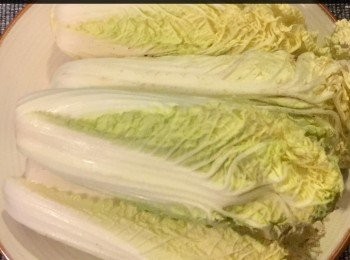 step2: 紹菜洗淨，但不要弄壞菜葉，然後切開兩邊備用。