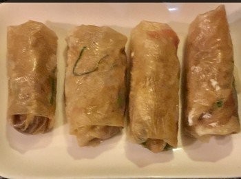 step6: 於平面的大碟，將腐皮去卷包裹著餡料包成條狀，小心地摺口塗上麵粉漿便可。