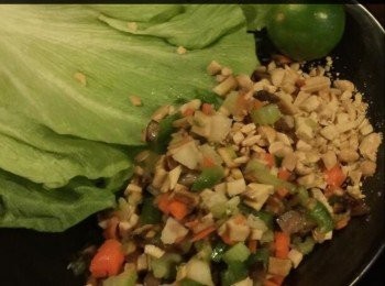 step4: 最後將炒好的蔬果粒加入調味料及青擰汁攪勻，放在每一塊的生菜包內，上碟前撒上松子和芫茜便成。


想知道我更多食譜，可去我Facebook， 專頁。
https://m.facebook.com/carlineki/