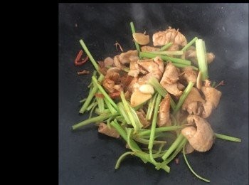 step7: 加入中芹兜炒片刻，見肉眼筋卷起，即是已熟。