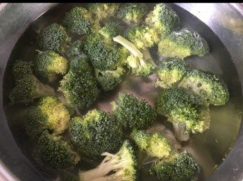 step4: 西蘭花切成細件，用淡鹽水浸片刻，洗淨。


滾水一鍋，加入<span class="group_4">灼西蘭花味料</span>，將西蘭花下鍋灼熟，瀝乾水。


燒紅鑊加入生油，將西蘭花回鑊，加下少許鹽，糖，灑下少許清水，快手兜炒均勻，盛出放碟邊排好。