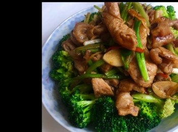 step8: 加入蔥度和<span class="group_3">碗芡調味料</span>，快手兜炒均勻至乾身，上碟即成。😋😋🍚