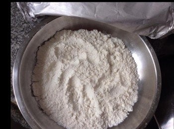 step1: 自制熟麵粉：

1/  中筋麵粉篩於乾淨冇水份鋼碟內，略攤平。


2/  用鍚紙密封，不要讓水份入侵至麵粉結糰，隔水大火蒸15分鐘。


3/  蒸好後麵粉是有輕微結塊狀的。