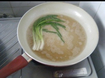 step6: 燒紅易潔鑊，加下油及蔥，將蔥炸至金黃夾出不要。