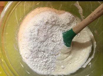 step5: 最後加埋一半高粉同鹽攪混。
