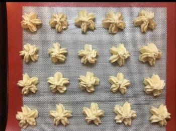 step5: 今次我用櫻花吱咀，吱成花形。