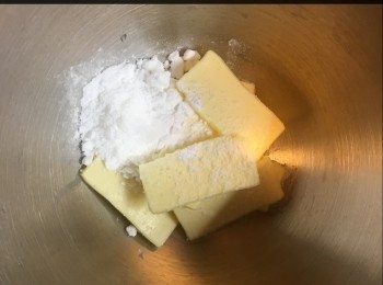step1: 先將牛油放室溫軟化，加入糖霜，用一度打混。