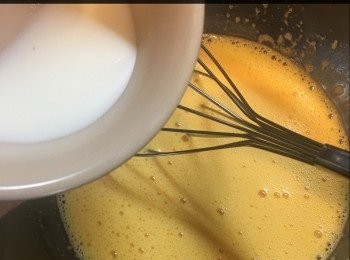 step3: 淡忌廉同鮮奶加熱至40度，加入蛋漿。