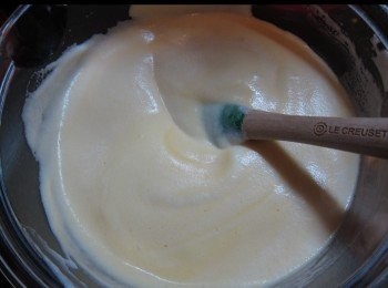 step9: 分多兩次加入蛋白攪混。