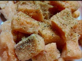step2: 三文魚切粒，用黑椒醃一陣。